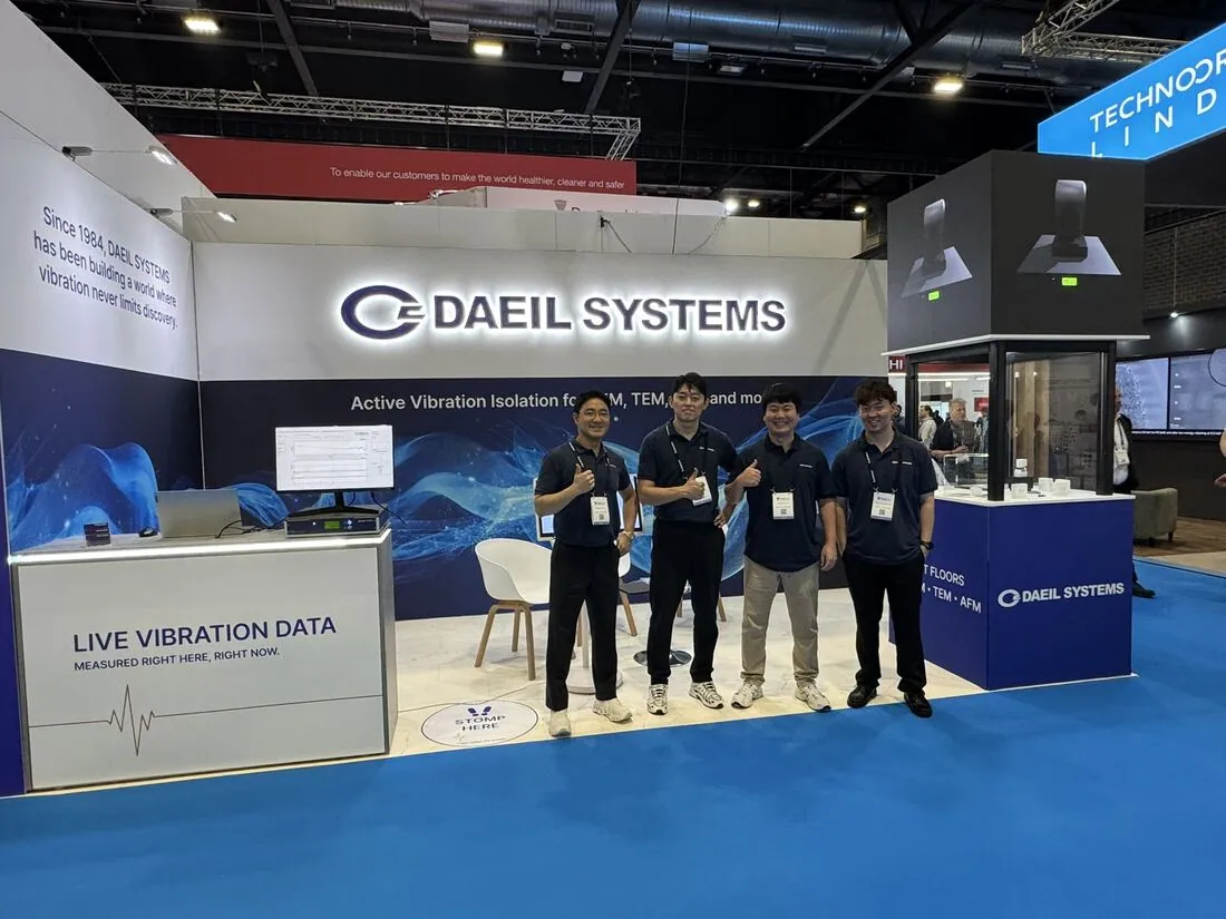 Hall B 345번 부스의 대일시스템 팀.