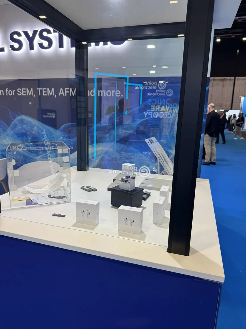 긴 상담을 위해 열어 둔 345번 부스의 좌석 공간.